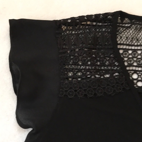 🚨CLOSET CLOSING🚨 The Limited Black Short Flutter Sleeve Blouse - Picture 5 of 8